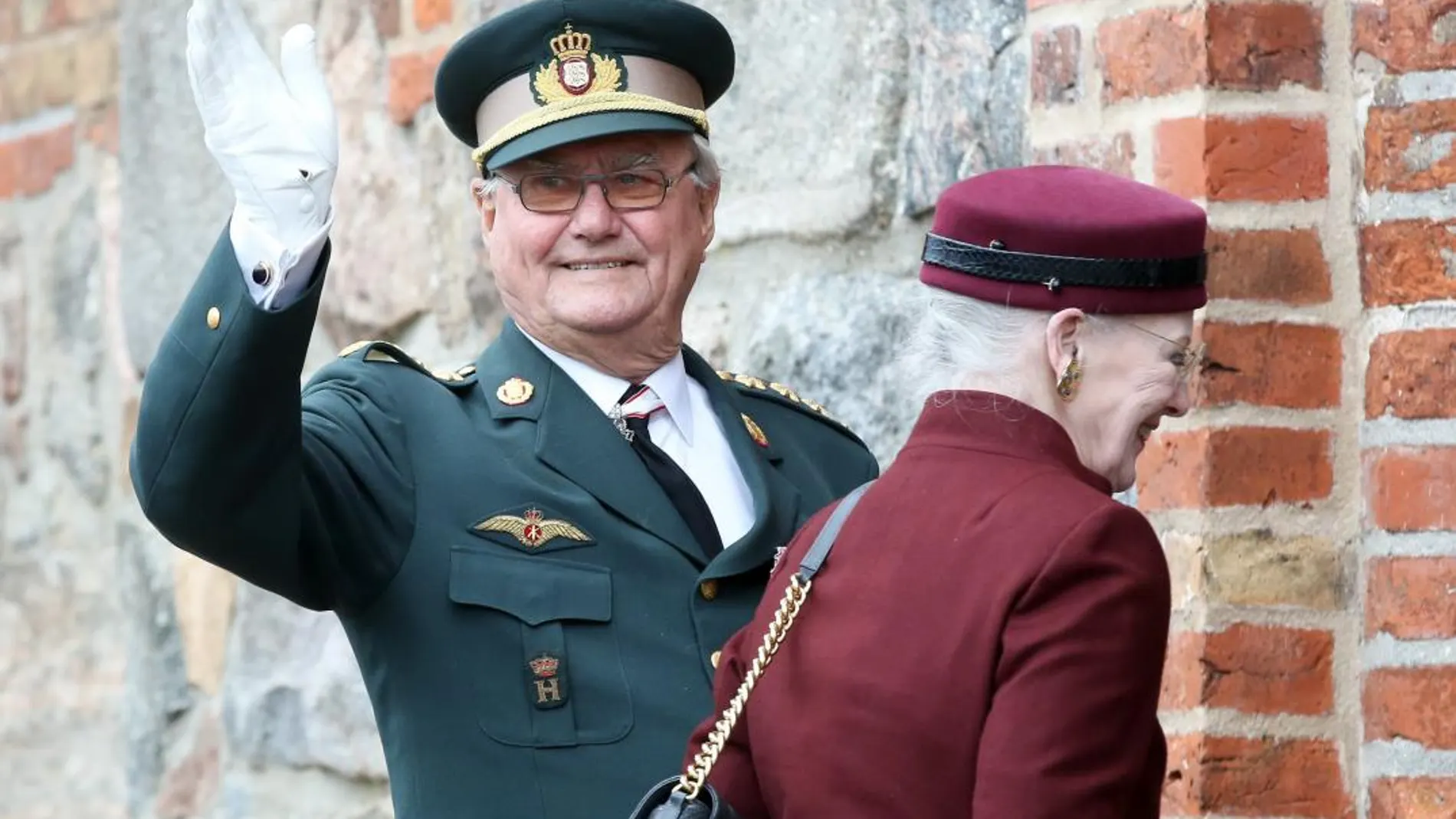 Fotografía de archivo fechada el 18 de abril de 2014 que muestra a la reina Margarita (d) y al príncipe Enrique de Dinamarca.