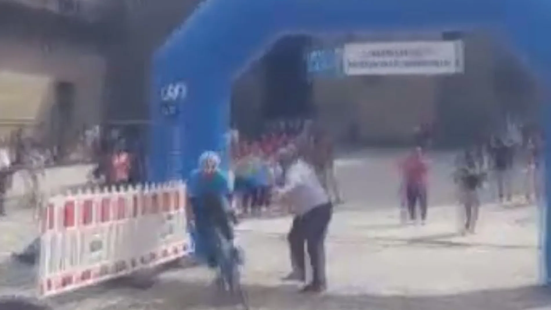 Momento en que Mikel es derribado