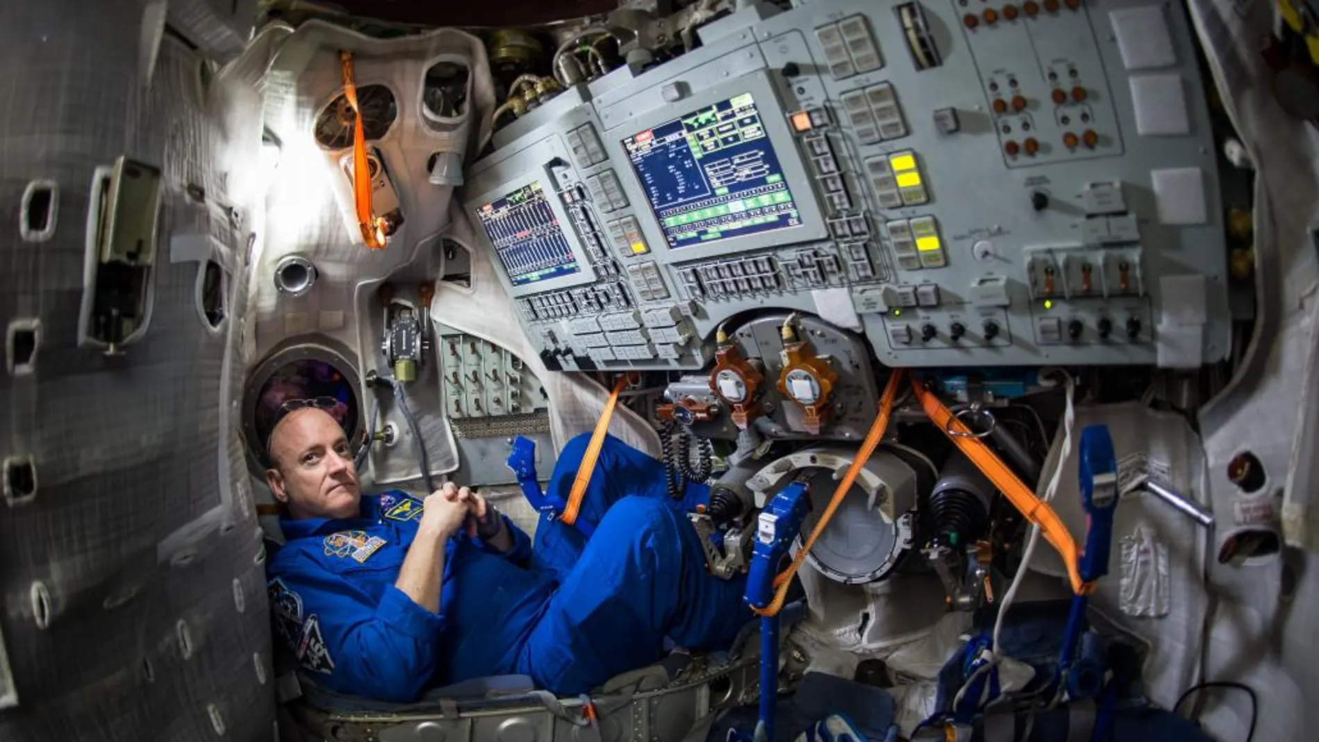 Scott Kelly, uno de los tres astronautas actualmente en la EEI