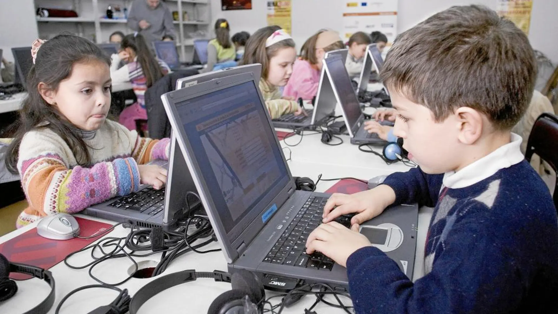 Un grupo de alumnos aprende a manejar ordenadores en un colegio de Primaria de la Comunidad