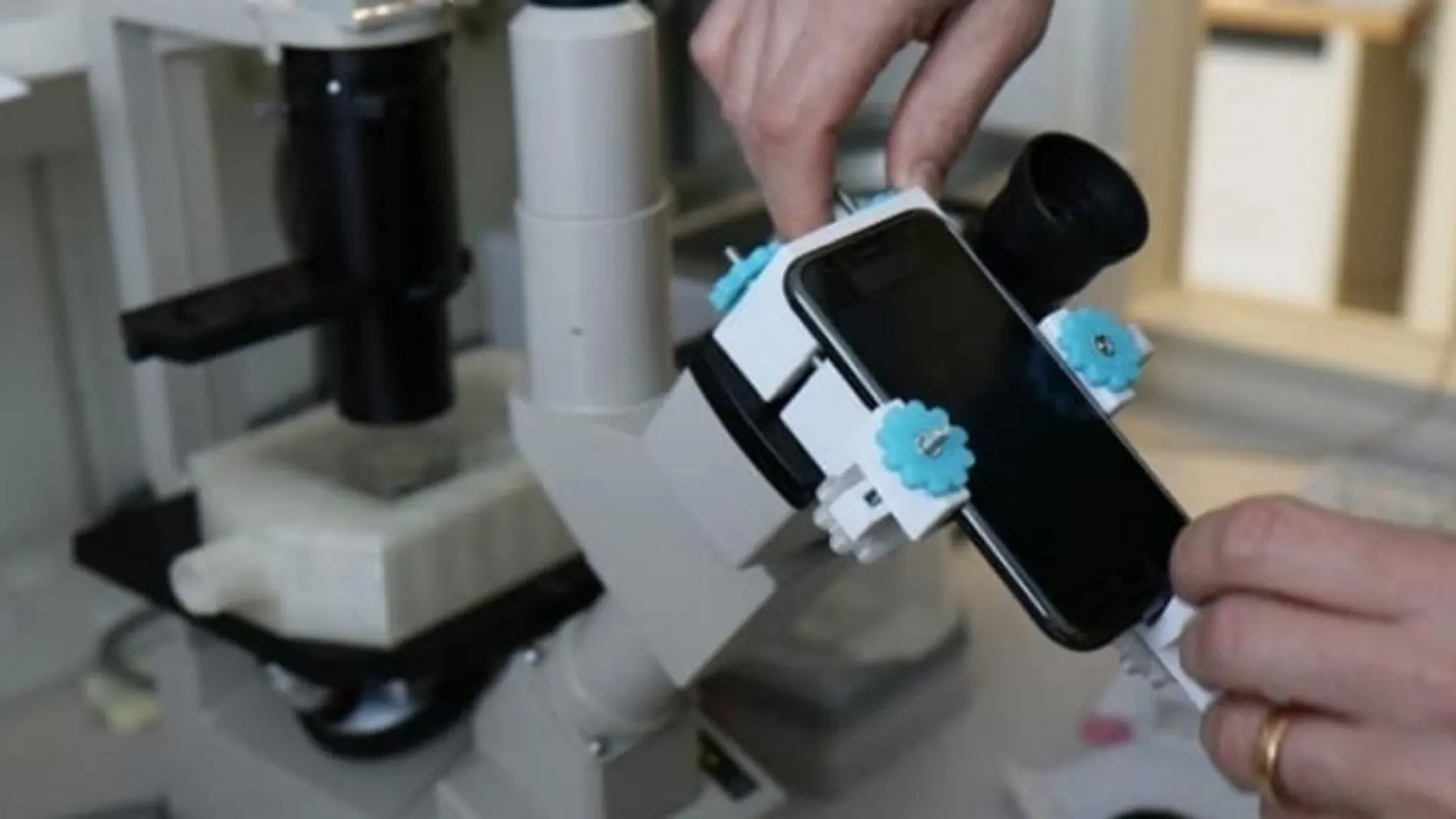 Microscopio invertido estándar actualizado para registrar imágenes de células vivas en alta calidad. Fuente: Universidad de Uppsala