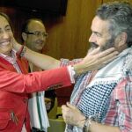 Rosa Aguilar se despidió ayer de compañeros como Sánchez Gordillo, con el que compartió partido político