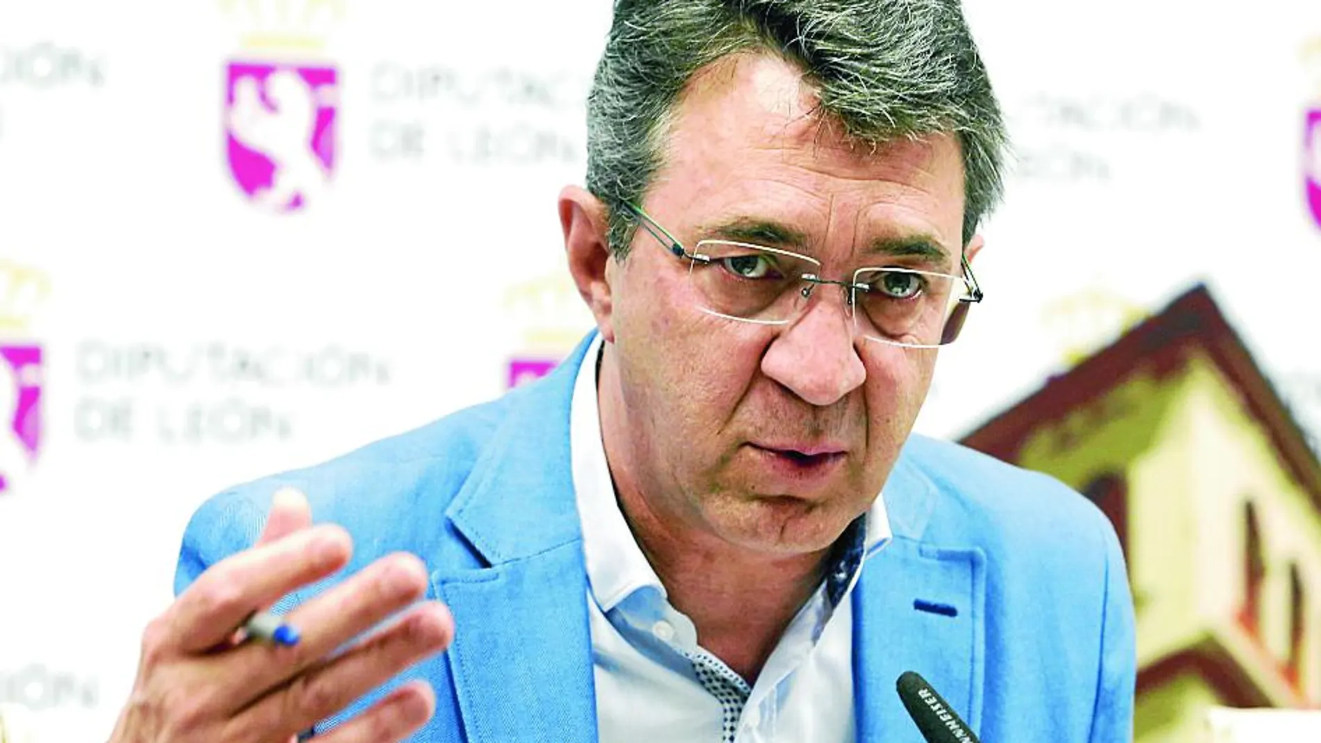 El presidente de la Diputación de León, Juan Martínez Majo, presenta el plan que pretende dinamizar el medio rural de la provincia y crear no menos de trescientos empleos en la ejecución de las distintas obras que se lleven a cabo