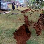 Grieta causada por el seismo en la ciudad de Tari/Reuters