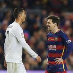Los jugadores del F. C. Barcelona, el brasileño Leo Messi (d) y del Real Madrid, el portugués Cristiano Ronaldo, durante el encuentro correspondiente a la jornada 31 de primera división