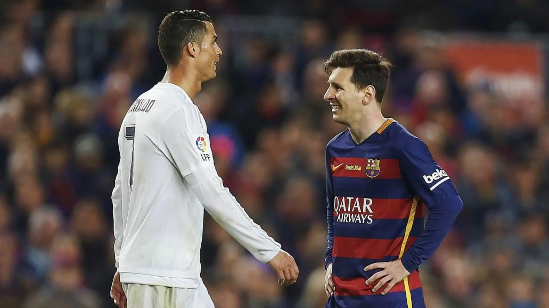 Los jugadores del F. C. Barcelona, el brasileño Leo Messi (d) y del Real Madrid, el portugués Cristiano Ronaldo, durante el encuentro correspondiente a la jornada 31 de primera división
