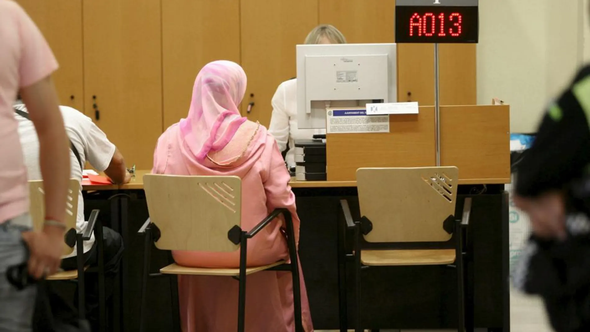 Una mujer musulmana aguarda para hacer gestiones en las instalaciones del Ayuntamiento de El Vendrell Tarragona), donde el pleno aprobó en 2010 la prohibición de usar burka y niqab.