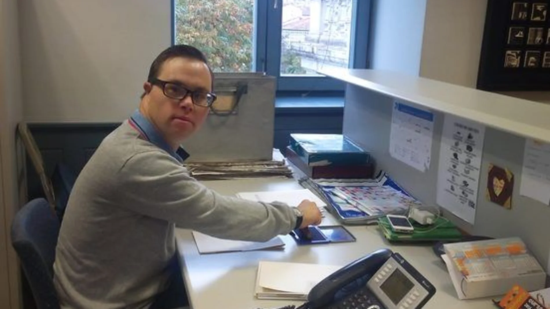 Andrés, un joven de Burgos con síndrome de Down, en su puesto de trabajo en el Instituto Municipal de Cultura