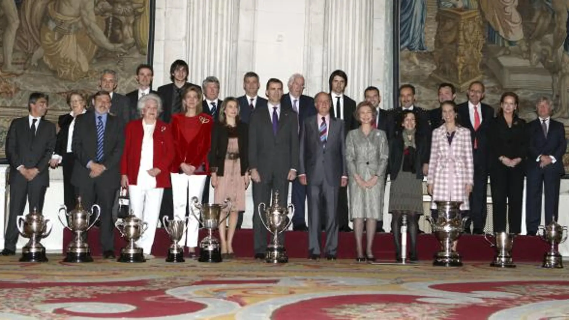 Los Reyes, acompañados por los Príncipes de Asturias, las infantas Elena y Cristina, la ministra de Educación, Mercedes Cabrera, el secretario de Estado para el Deporte, Jaime Lissavetzky, y la infanta Pilar, posan con los galardonados
