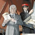 El escritor muestra orgulloso su nueva novela