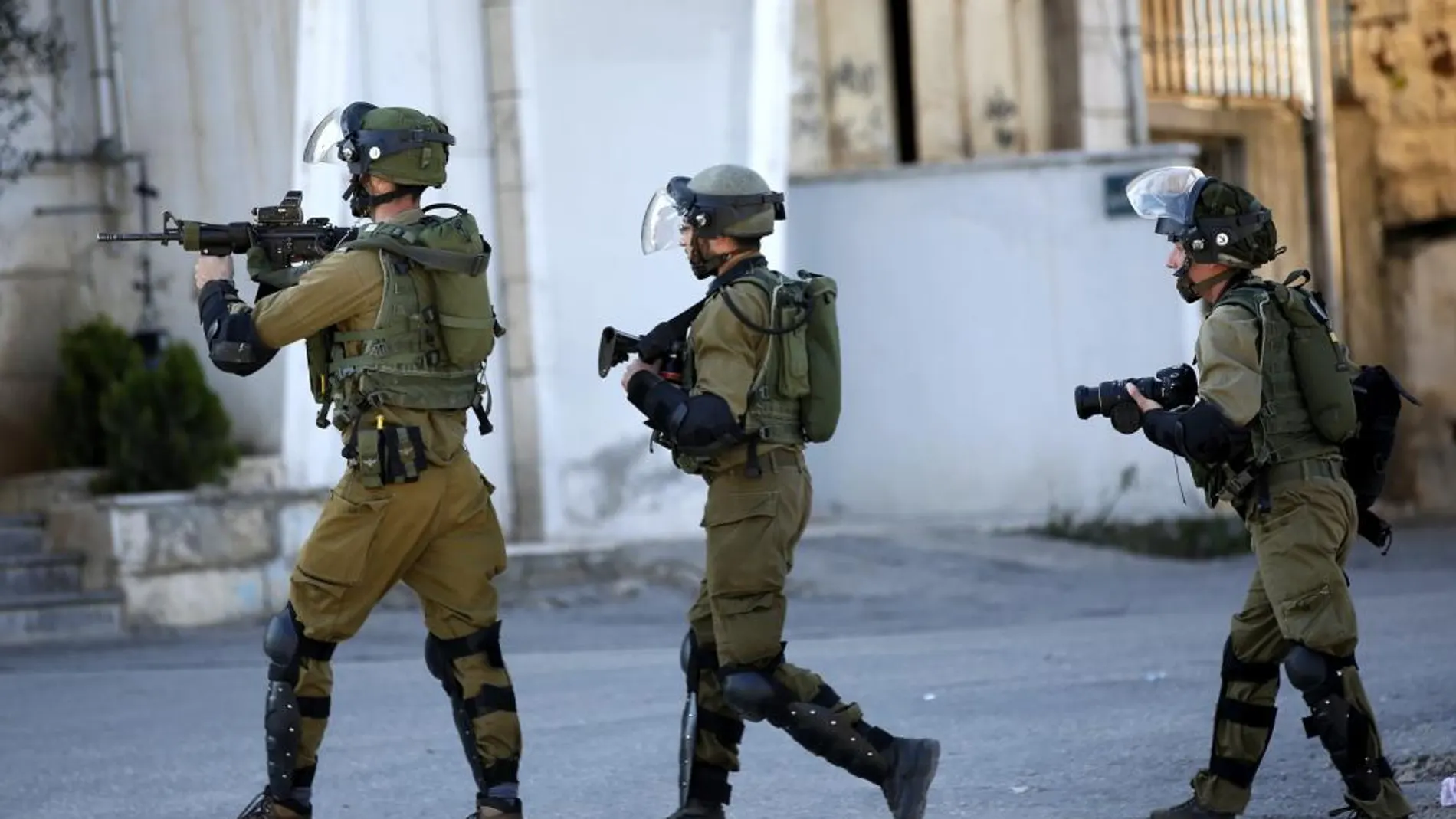 Soldados israelíes patrullan una calle de la ciudad cisjordana de Hebrón tras registrarse enfrentamientos entre palestinos y las fuerzas de seguridad isralíes