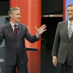 Rajoy (d), conversa con el presentador Lorenzo Milá, antes de someterse por segunda vez a las preguntas de todo tipo formuladas por cien ciudadanos