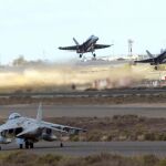 Despegue de dos F-18 del Ejército del Aire en la Base Aérea de Gando (Gran Canaria) durante un ejercicio que se desarrolló en los cielos de Canarias
