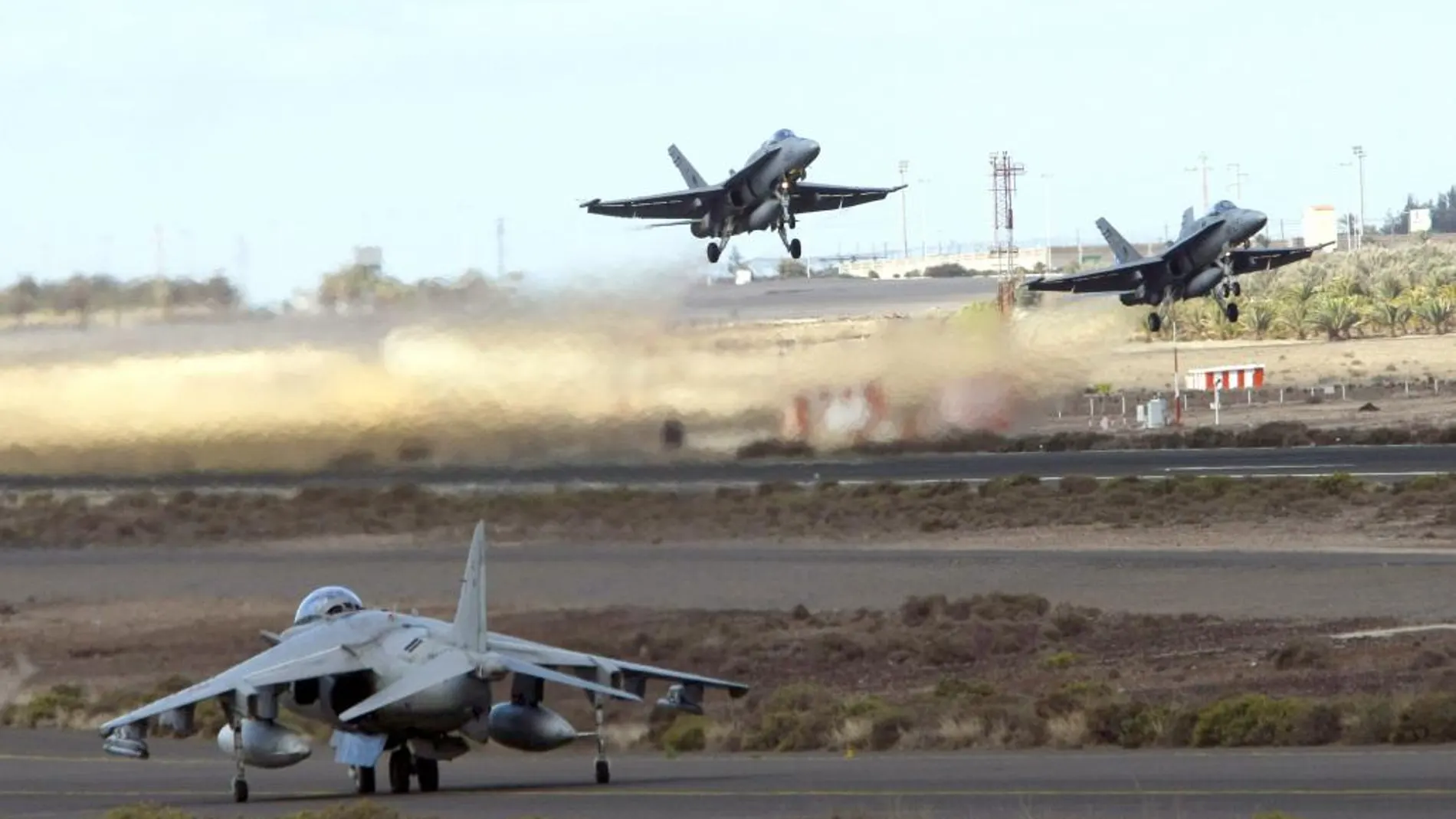 Despegue de dos F-18 del Ejército del Aire en la Base Aérea de Gando (Gran Canaria) durante un ejercicio que se desarrolló en los cielos de Canarias