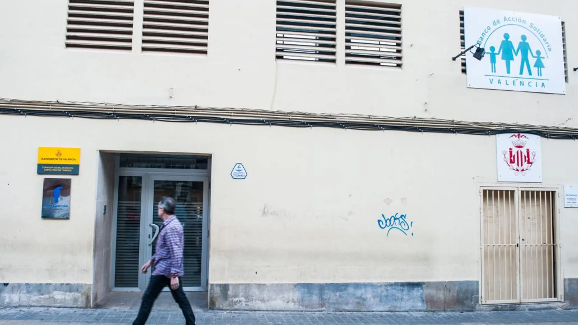Casa Caridad y el Banco de Alimentos comparten acera en la calle Santa Cruz de Tenerife de Valencia