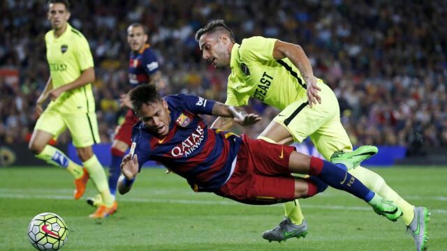 Neymar cae ante Ángel Trujillo en una jugada de penalty
