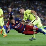 Neymar cae ante Ángel Trujillo en una jugada de penalty