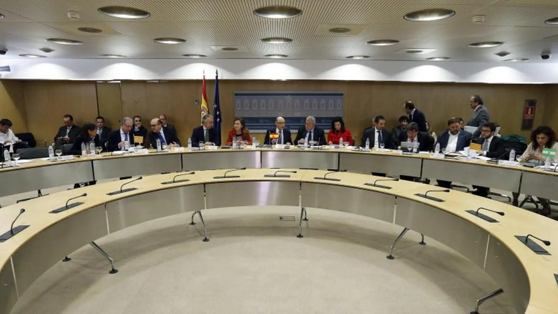 Cristóbal Montoro preside la reunión del Consejo de Política Fiscal y Financiera, hoy en Madrid.