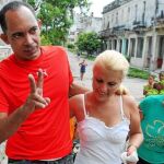 Darsi Ferrer hace el signo de la victoria al llegar a su domicilio en La Habana abrazado a su mujer, Yusnaimy, y en presencia de su madre, Mercedes