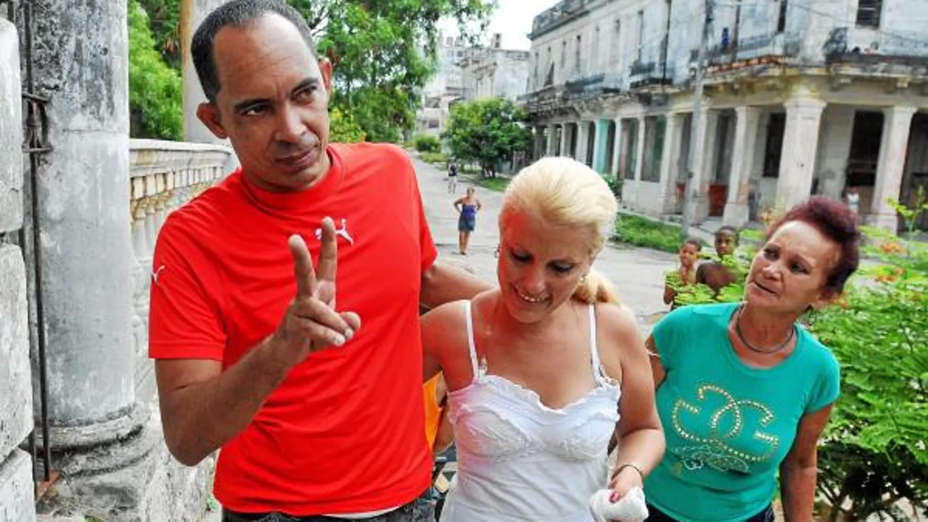 Darsi Ferrer hace el signo de la victoria al llegar a su domicilio en La Habana abrazado a su mujer, Yusnaimy, y en presencia de su madre, Mercedes