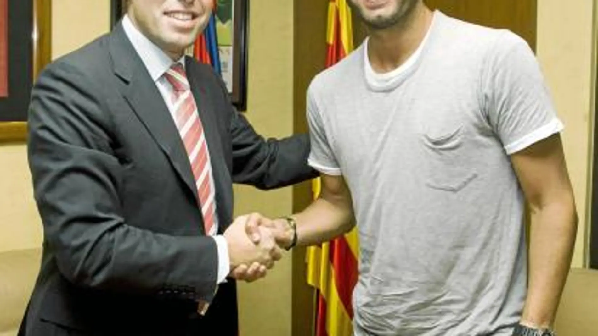 Sandro Rosell y Pep Guardiola escenificaron la renovación del técnico por una temporada con un apretón de manos y una sonrisa