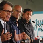 De i a d) El presidente de la Generalitat y candidato numero 4 por "Junts pel Sí", Artur Mas; el cabeza de lista de la formación, Raül Romeva; y el candidato numero 5 y líder de ERC, Oriol Junqueras