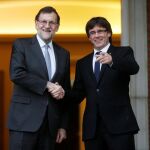 Imagen de la reunión mantenida el pasado 20 de abril entre el presidente del Gobierno en funciones, Mariano Rajoy, y el de la Generalitat, Carles Puigdemont