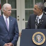 Barack Obama y el vicepresidente Joe Biden durante una rueda de prensa sobre la resolución del Tribunal Supremo.
