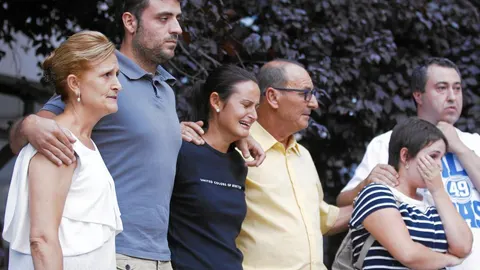 De izda. a dcha., la madre de Laura; Antonio y su pareja Sonia, hermana de la joven, junto a otros familiares