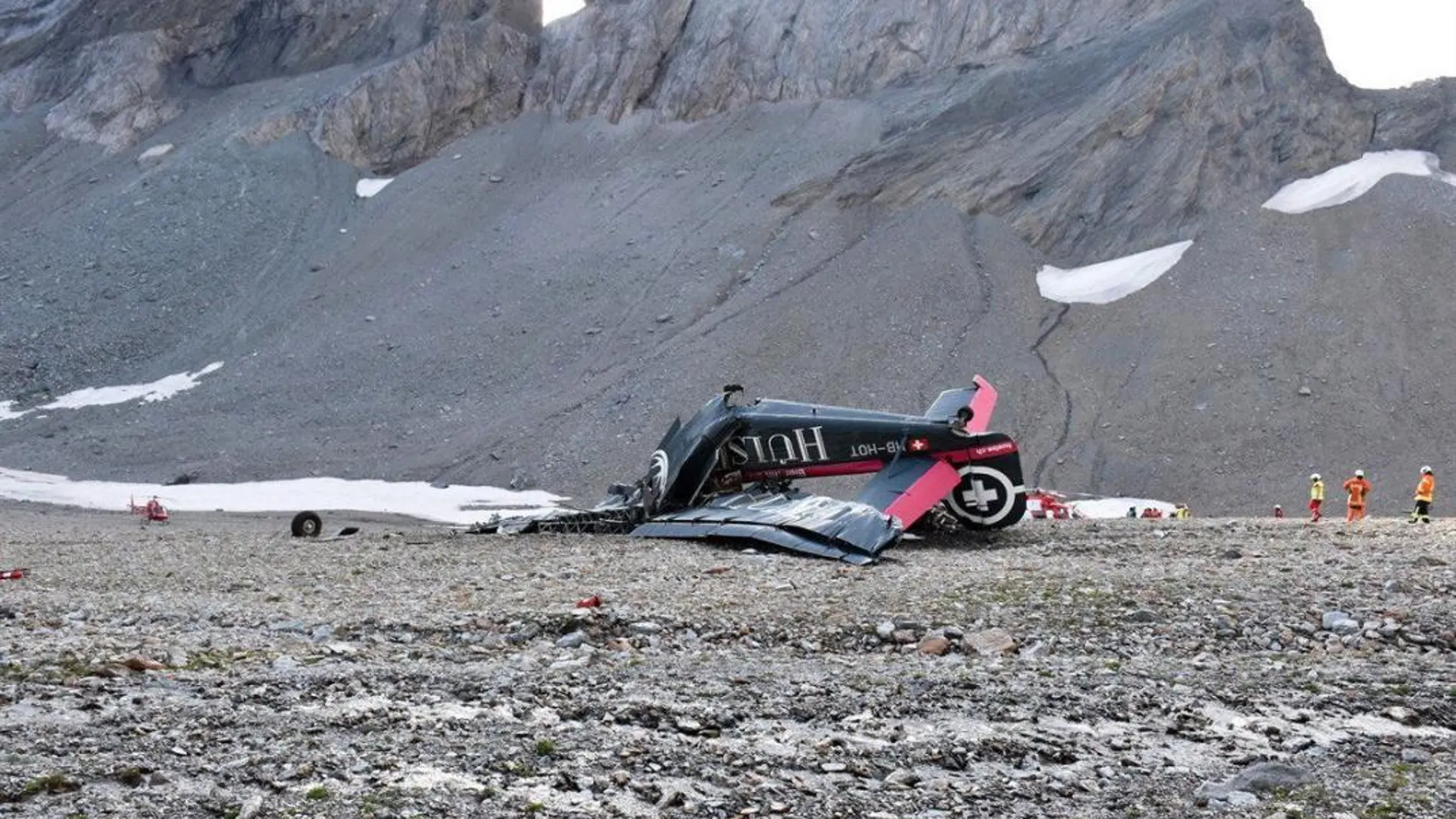 El personas de emergencias junto al avión accidentado