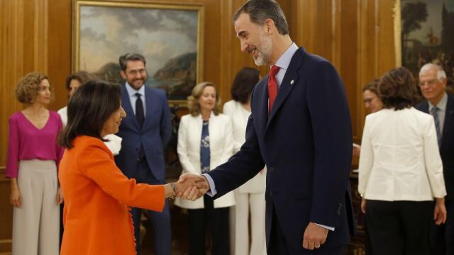 La nueva ministra de Defensa del Gobierno de Pedro Sánchez, Margarita Robles, saluda al rey Felipe VI, tras prometer su cargo.
