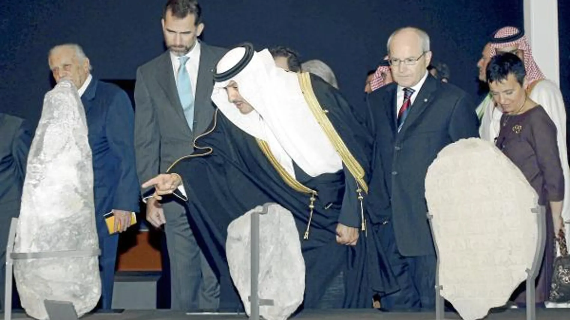El príncipe de Arabia Saudí, Bi Salman bin Abdulaziz muestra Don Felipe y al presidente de la Generalitat, José Montilla, los hallazgos arqueológicos de la exposición.