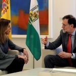 El presidente del Gobierno, Mariano Rajoy, durante la reunión en el Palacio de la Moncloa con la presidenta de la Junta de Andalucía, Susana Díaz