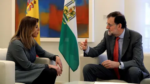 El presidente del Gobierno, Mariano Rajoy, durante la reunión en el Palacio de la Moncloa con la presidenta de la Junta de Andalucía, Susana Díaz