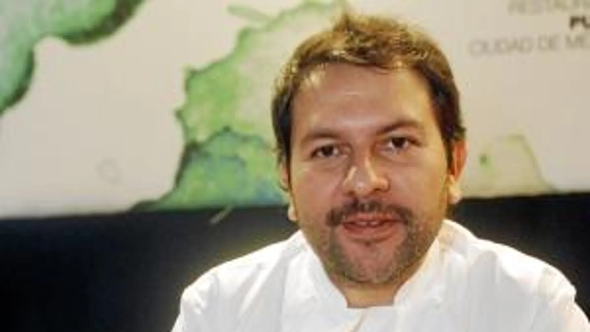 El mexicano Enrique Olvera prepara aguachile de almejas