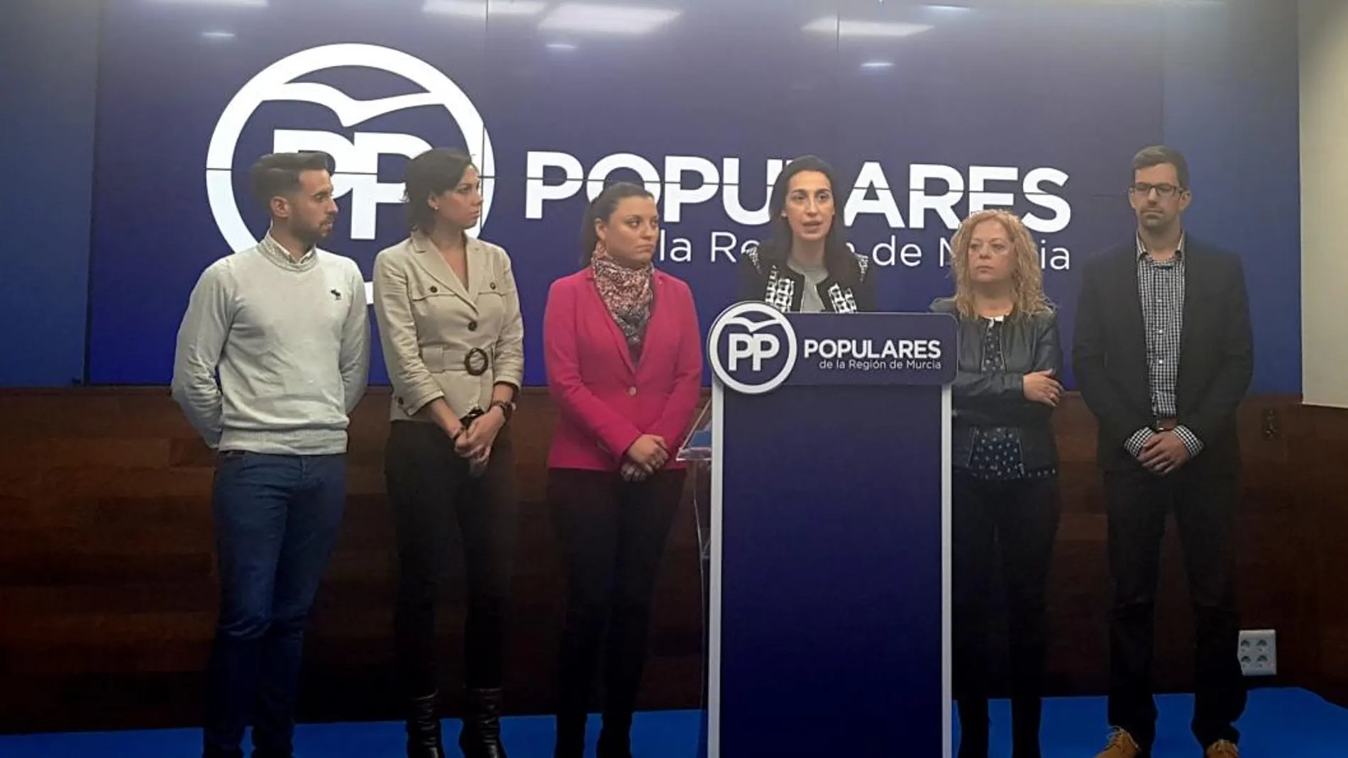 La portavoz del PP regional, Nuria Fuentes, ayer en la sede autonómica del partido junto al equipo «popular» de Fortuna