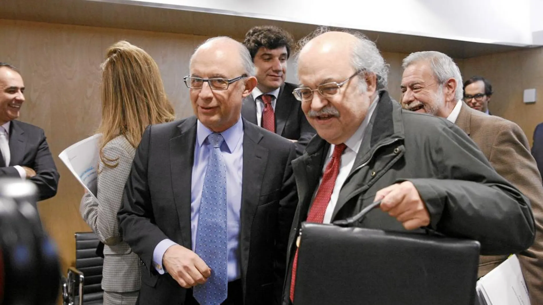 El ministro de Hacienda, Cristóbal Montoro, y el conseller de Economía, Andreu Mas–Colell
