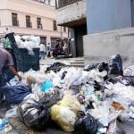 Un venezolano busca comida entre la basura, en Caracas