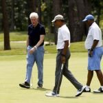 El presidente de EE UU, Barack Obama (c) juage al golf con el ex presidente Bill Clinton y el exrepresentante de Comercio de Estados Unidos Ron Kirk (d) en el Club de Golf de Farm Neck
