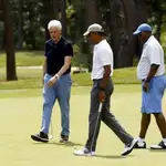  Obama juega al golf con Bill Clinton en sus vacaciones veraniegas