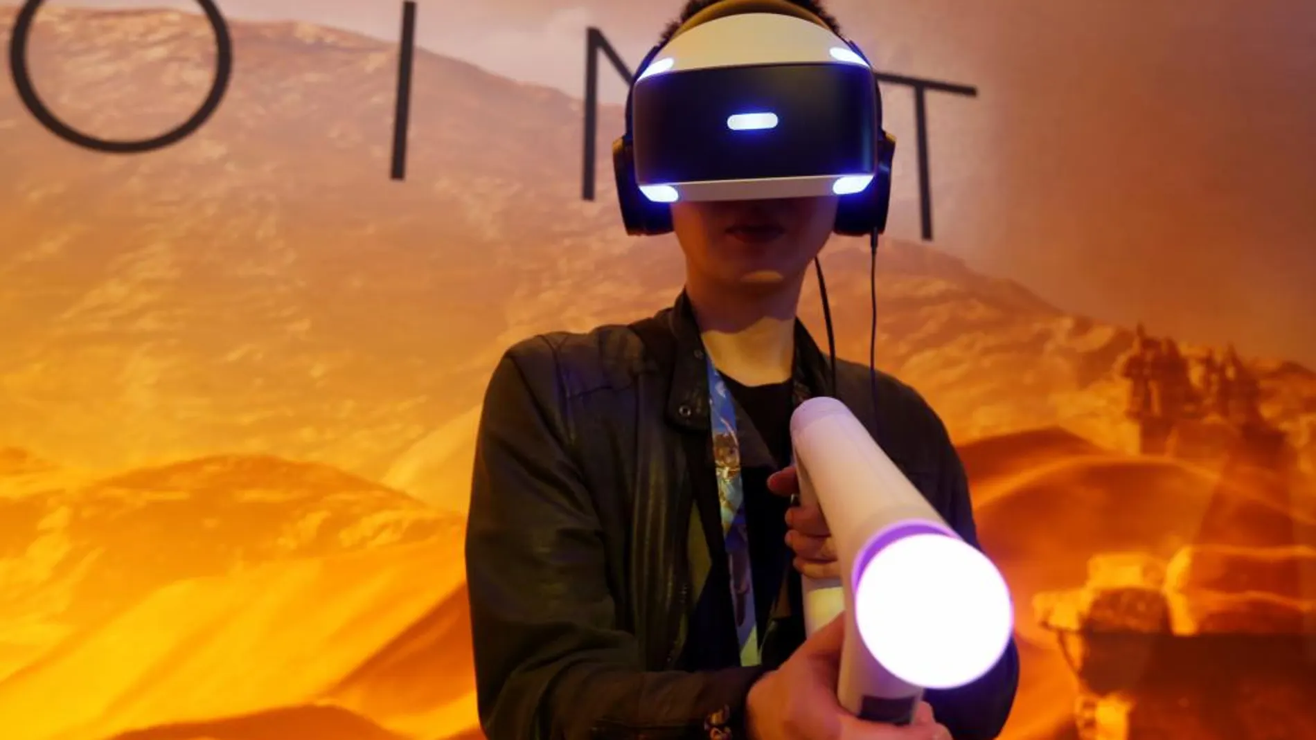 Uno de los asistentes a la feria E3 probando un juego de realidad virtual