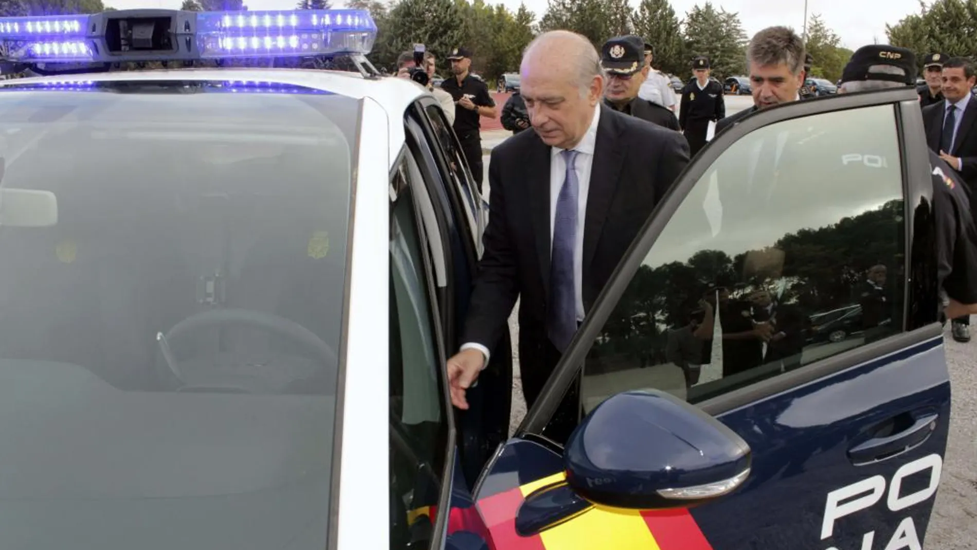 Fernández Díaz, acompañado por el director general de la Policía, Ignacio Cosidó, hoy durante la presentación de los nuevos vehículos de la Policía Nacional.