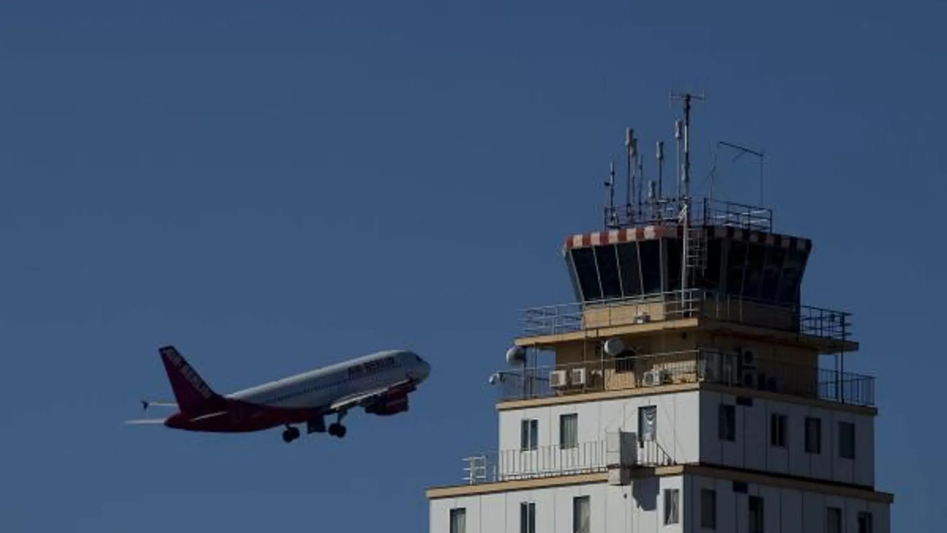 Un avión de Air Berlín despega del aeropuerto Tenerife Norte