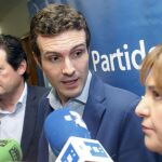 El vicesecretario de Comunicación del PP, Pablo Casado (c), junto a la presidenta del PP en la Comunitat Valenciana, Isabel Bonig, y el presidente del PP en Alicante, José Císcar.