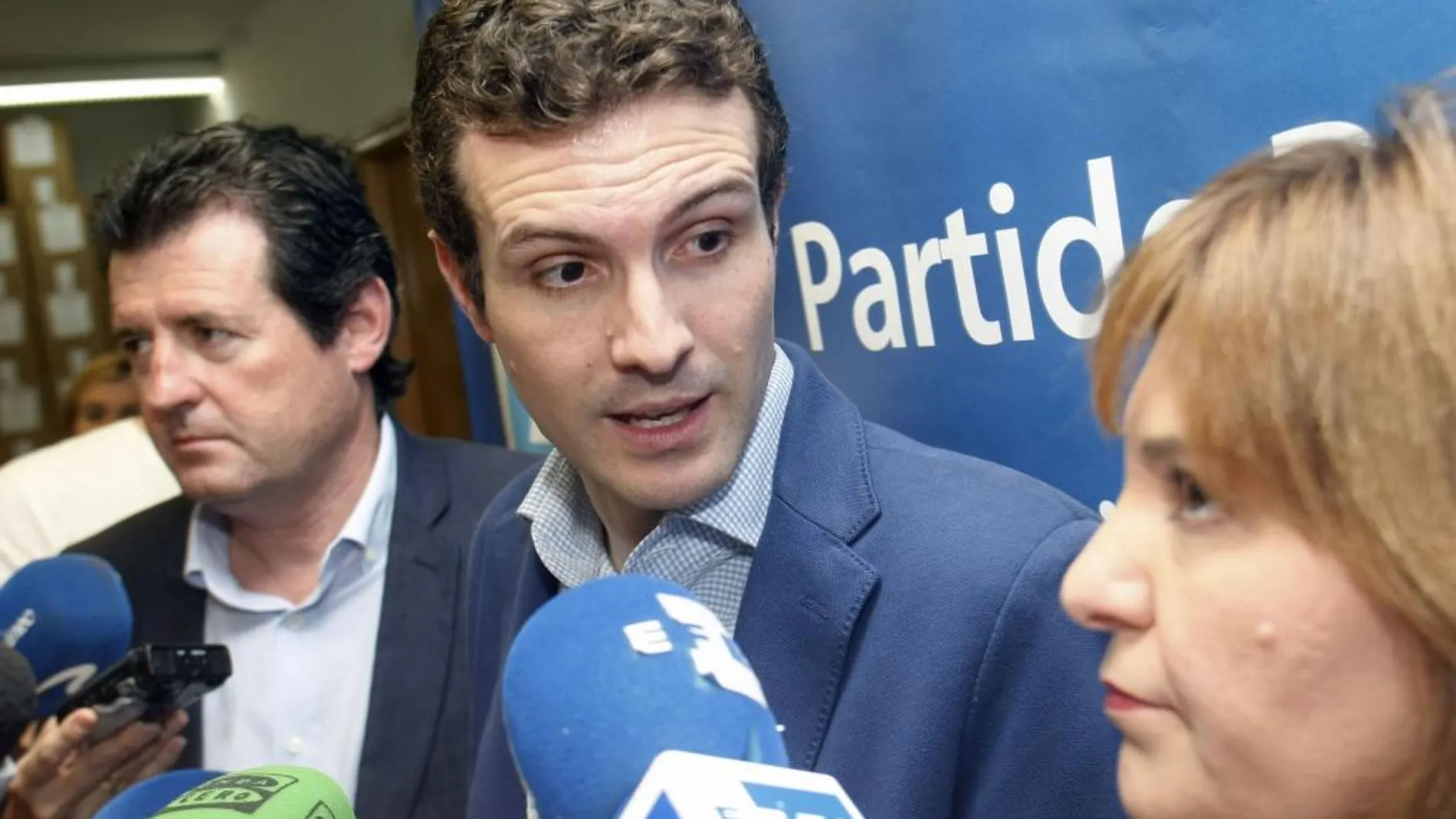 El vicesecretario de Comunicación del PP, Pablo Casado (c), junto a la presidenta del PP en la Comunitat Valenciana, Isabel Bonig, y el presidente del PP en Alicante, José Císcar.