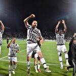 Los jugadores de la Juventus celebra su victoria en Florencia ante sus seguidores.