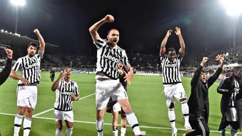 Los jugadores de la Juventus celebra su victoria en Florencia ante sus seguidores.