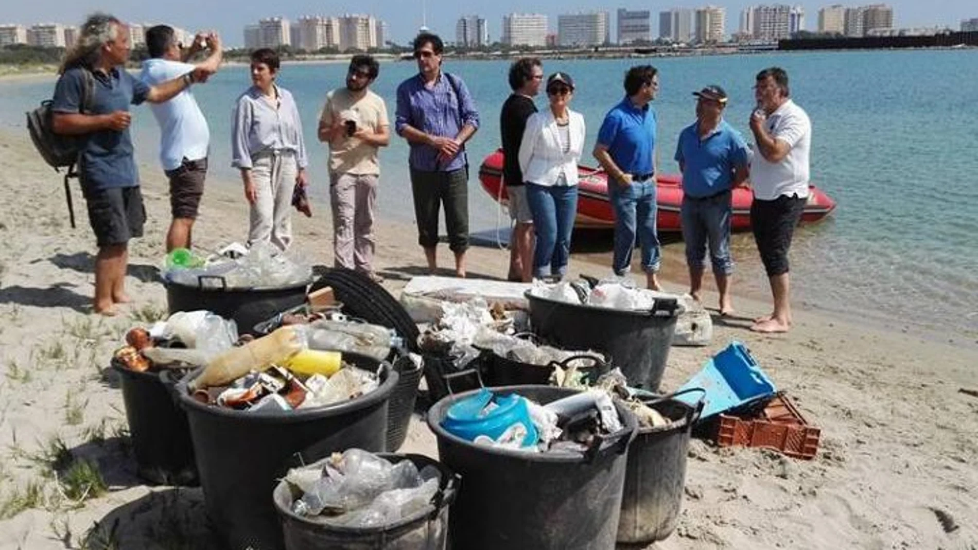 Los diputados regionales comprueban sobre el terreno el mal estado en el que se encuentra el Mar Menor