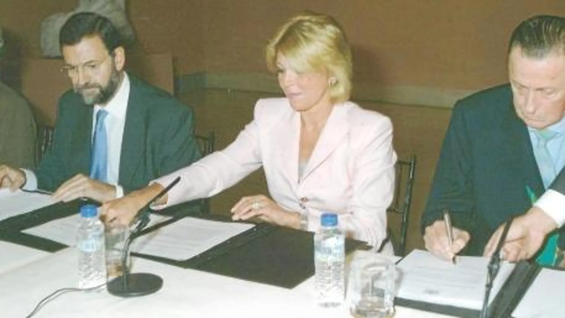 Cervera, en 1999, entre la Infanta Pilar, Mariano Rajoy y el barón Thyssen