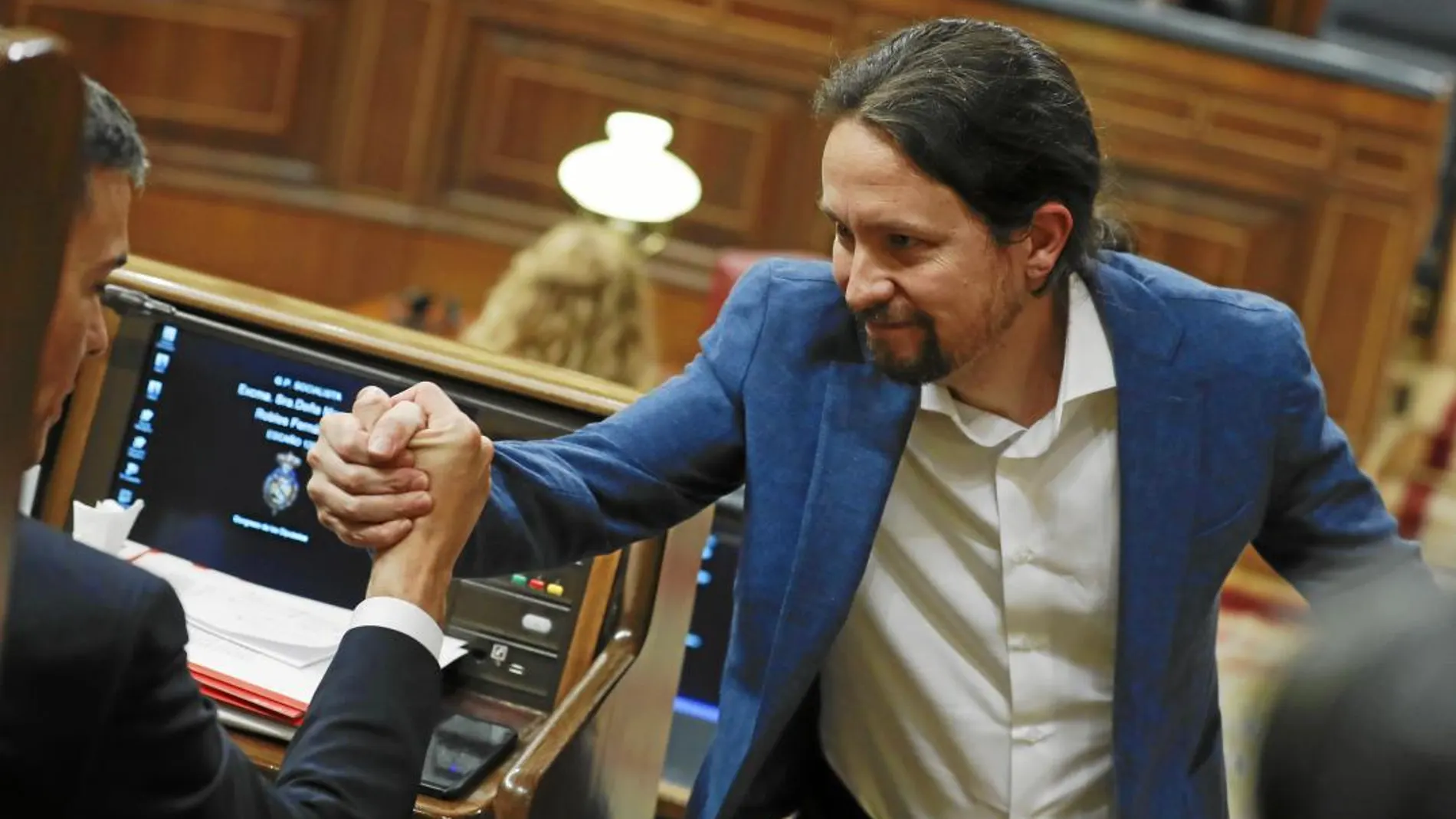 Iglesias saluda a Sánchez en la sesión de la moción de investidura que convirtió al socialista en presidente / Efe